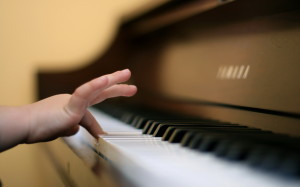 child-finger-playing-piano-254460